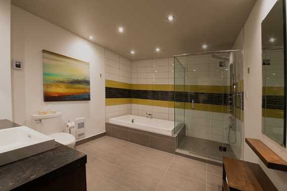 Salle de bain dans une chambre à l'Auberge Val Saint-Côme