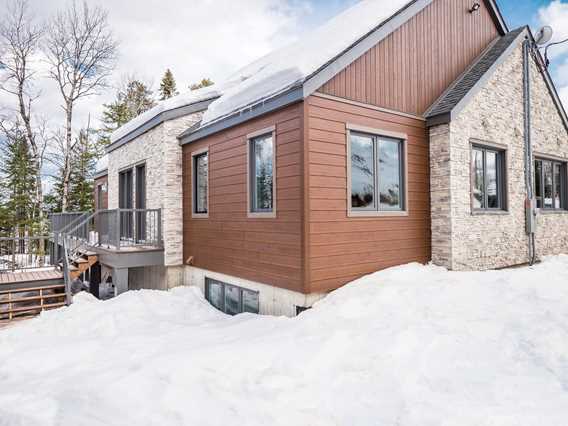 Chalets au Lac Taureau in winter