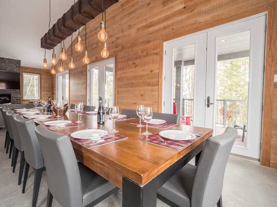 Dining room at Chalets au Lac Taureau