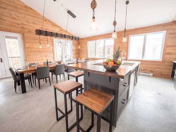 Dining room at Chalets au Lac Taureau