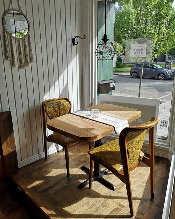 Table au soleil devant la fenêtre chez Sïmone restaurant de Quartier