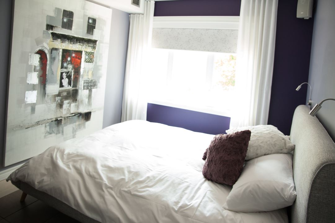 Intérieur d'une chambre spacieuse de chez Espaces Expérienza