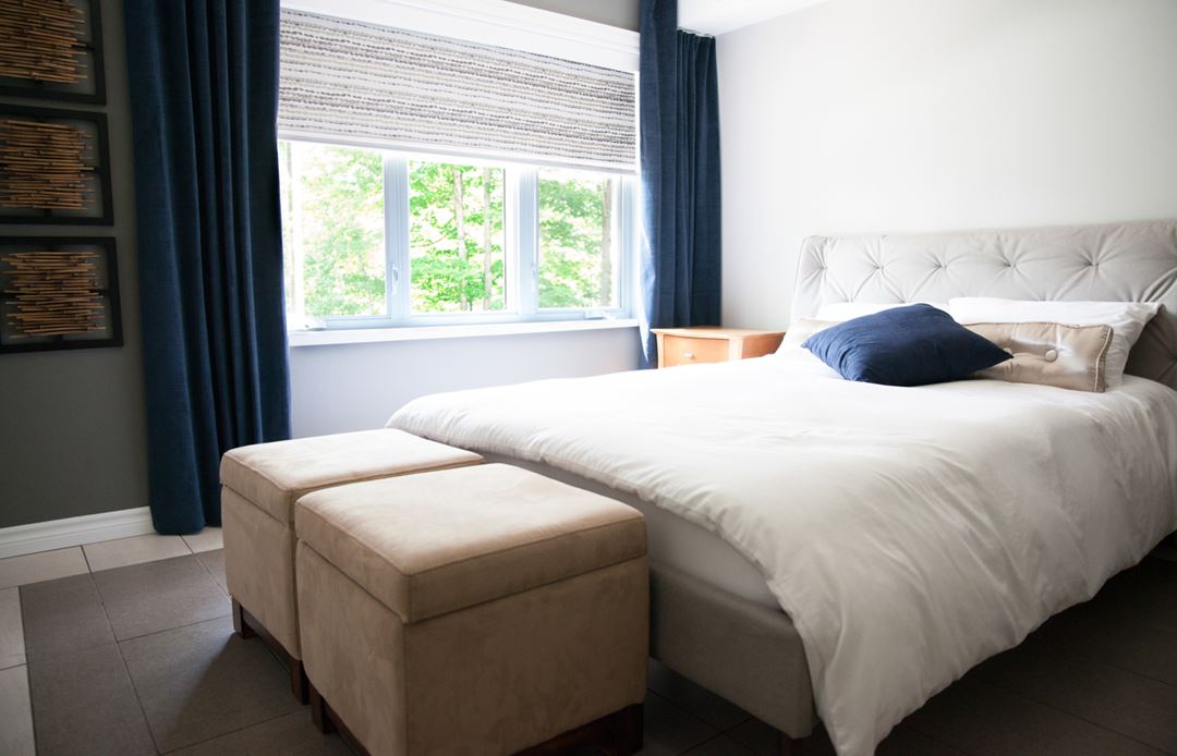 Intérieur d'une chambre spacieuse de chez Espaces Expérienza