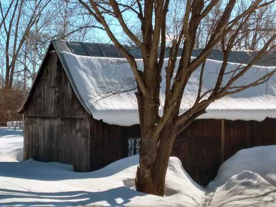 Extérieur de la grange en hiver au gîte Chêne et capucine