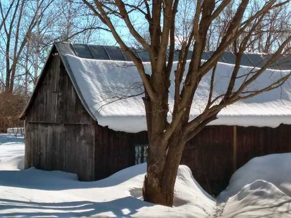 Exterior of the barn in winter at the Chêne et capucine bed and breakfast