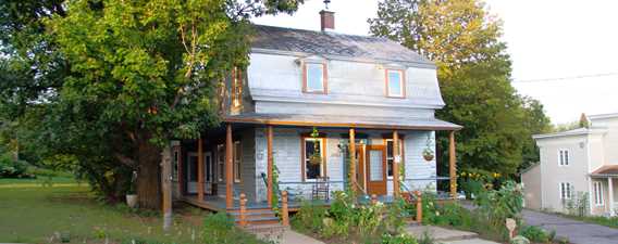 Gîte Chêne et capucine bed and breakfast in summer