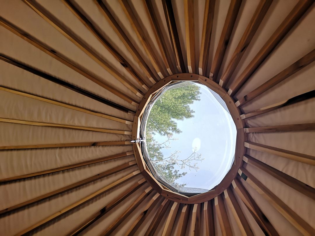 Intérieur de la yourte chez Sow