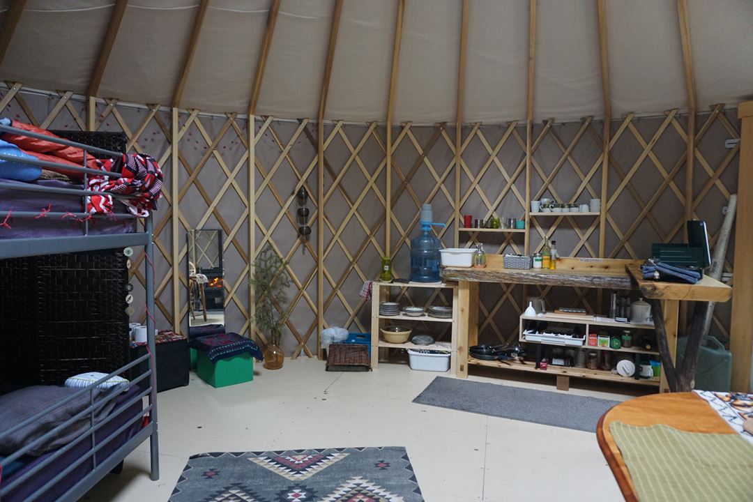 Intérieur de la yourte chez Sow