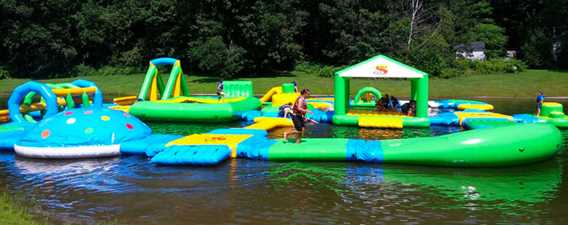 Inflatable module on the water at Camping Aventure Sentinelle