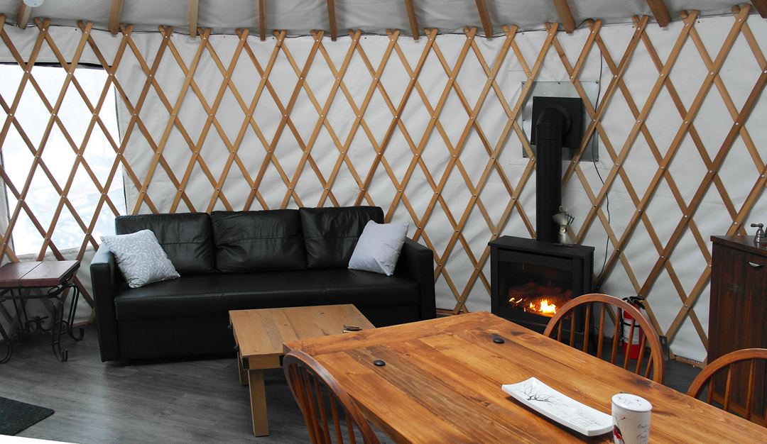 Intérieur de la yourte de Ma yourte au coeur des collines