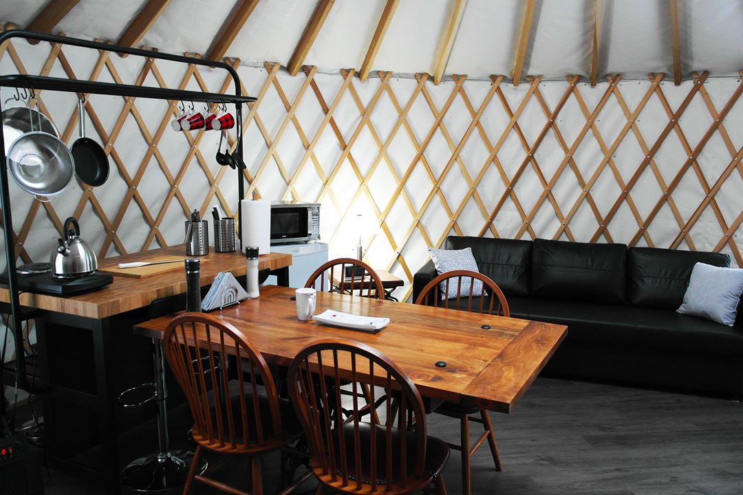 Intérieur de la yourte de Ma yourte au coeur des collines