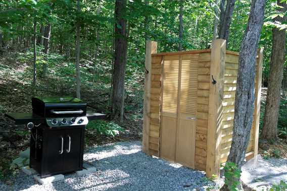 BBQ et douche extérieur avec eau chaude