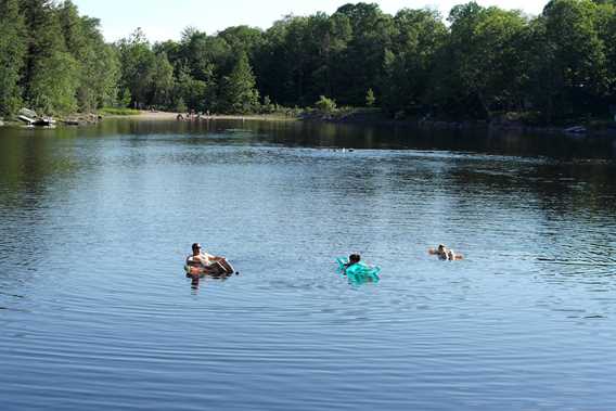 Accès au lac Bécaud et sa plage