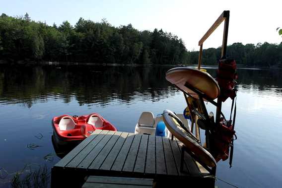 Accès au lac, pédalos et planches à pagaies disponibles