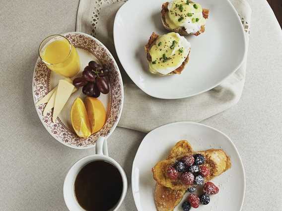 Breakfast at Auberge Ma-Gil Bel-Automne