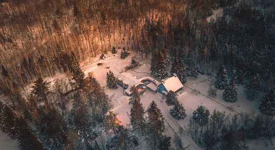 Auberge Le Cheval Bleu en hiver vue des airs