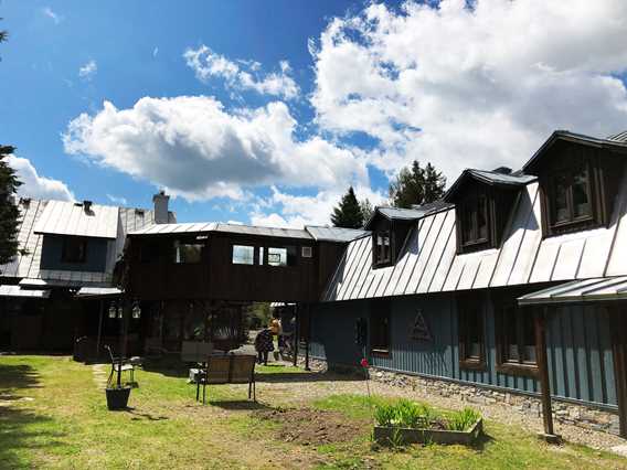 L'extérieur de l'Auberge Le Cheval Bleu en été