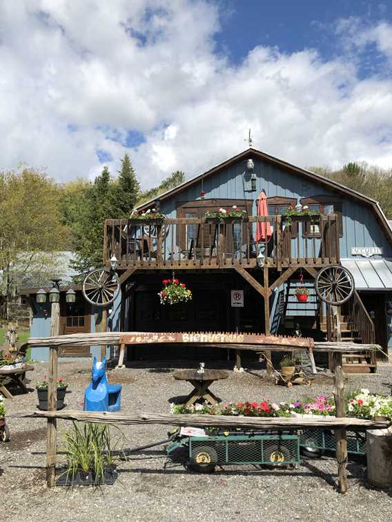 L'extérieur de l'Auberge Le Cheval Bleu en été