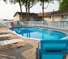 Motel avec piscine extérieure en bordure du fleuve