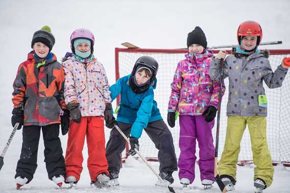 Enfants qui jouent au hockey au Havre Familial