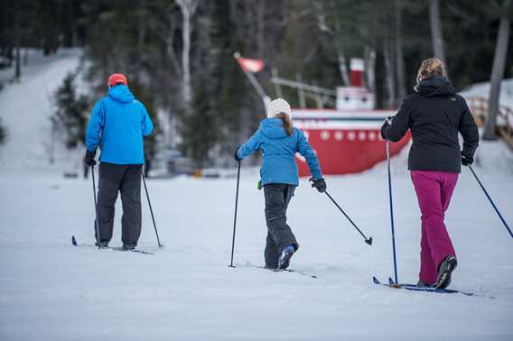 People doing cross-country skiing at Havre Familial