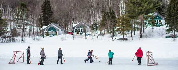 Gens qui jouent sur la glace au Havre Familial - Centre de plein air