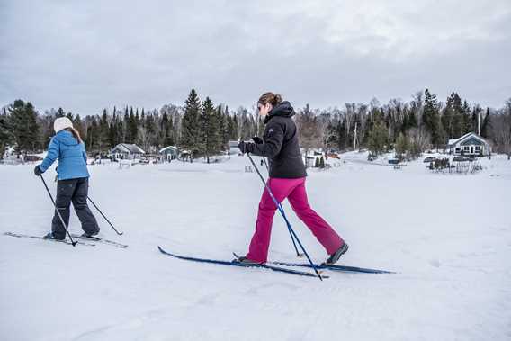 People doing cross-country skiing at Havre Familial