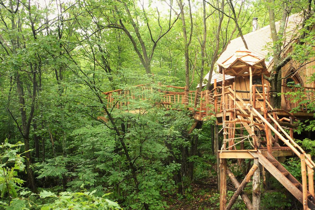les-pieds-sur-terre-lodging-nid-delfe-outdoor-summer
