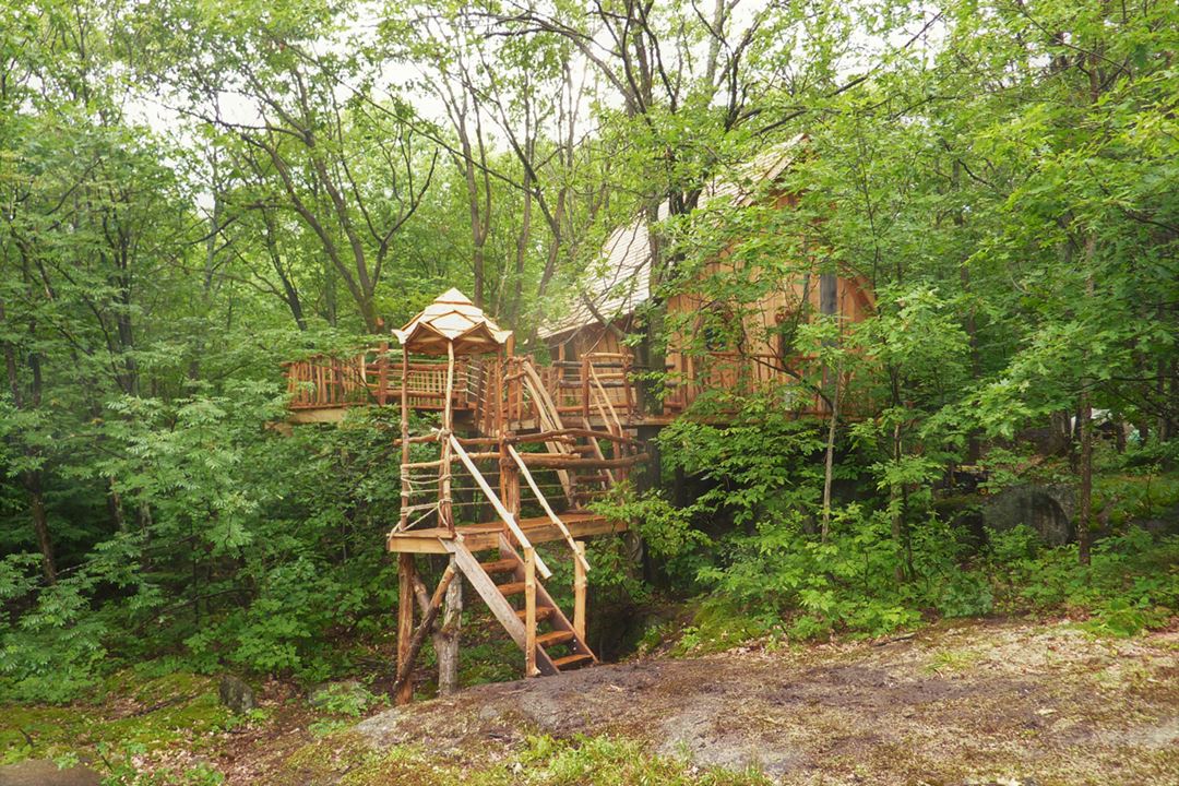les-pieds-sur-terre-lodging-nid-delfe-outdoor-summer