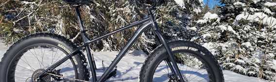Vélo de montagne dans la neige