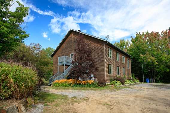 Extérieur de la Villa Mantha en été