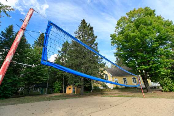 Terrain de volleyball à l'Auberge du Lac Priscault