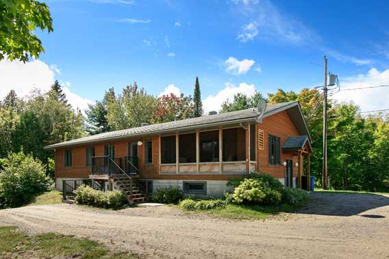 Extérieur du Chalet Quatre-Saisons en été