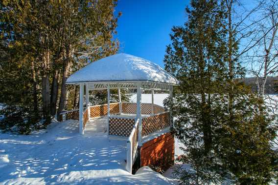 Gazebo sur le bord du lac Auberge du Lac Priscault