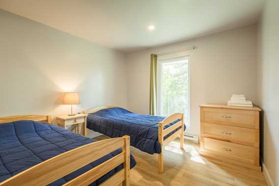 Bedroom with two beds at Chalet Nid d'aigle