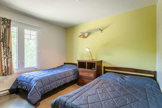 Chambre avec deux lits au Chalet Quatre-Saisons