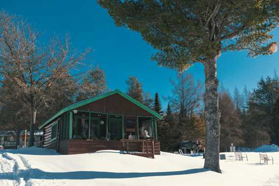 Cottage in winter at Pourvoirie Pignon Rouge Mokocan