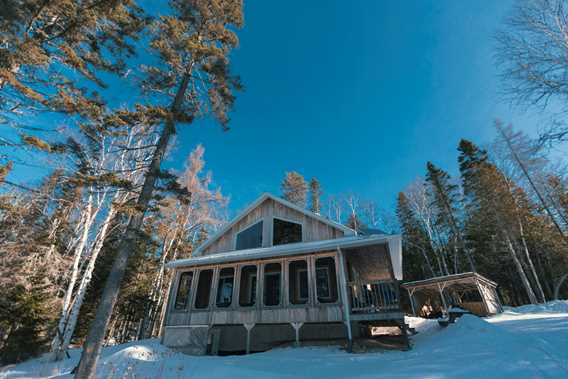 Cottage in winter at Pourvoirie Pignon Rouge Mokocan