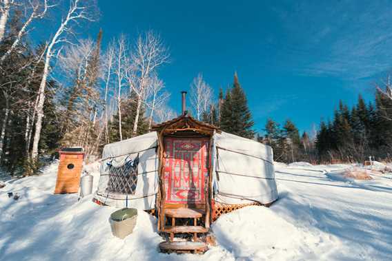 Yourte en hiver à la Pourvoirie Pignon Rouge Mokocan