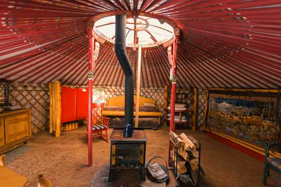Indoor of the yurt at Pourvoirie Pignon Rouge Mokocan