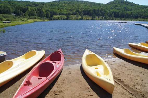 Auberge-du-Vieux-Moulin-lac-kayak