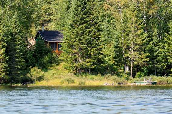 Chalet et lac Zec Lavigne