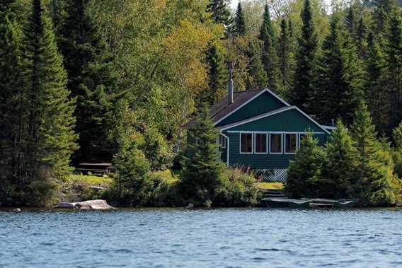 Chalet et lac Zec Lavigne