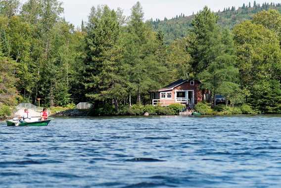 Cabin on a lake Zec Lavigne