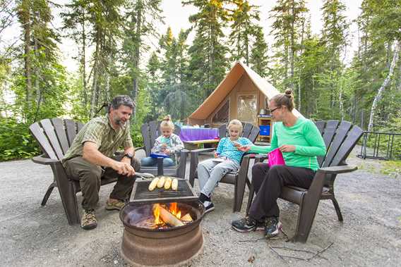 Famille en camping au parc national du Mont-Tremblant