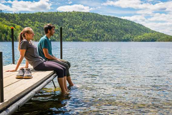 Deux personnes sur le quai au parc national du Mont-Tremblant