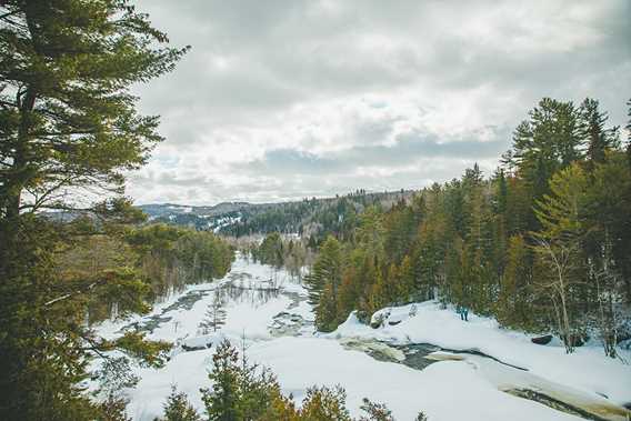 Raquette dans le parc des Chutes Monte-à-Peine-et-des-Dalles