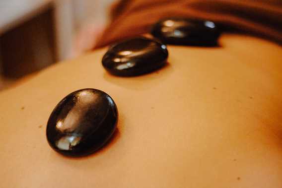 Hot stone massage at Spa Santé Corps et Âme