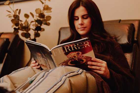 Femme qui relaxe en lisant une revue au Spa Santé
