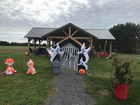 Halloween decor at Bleuetière Asselin